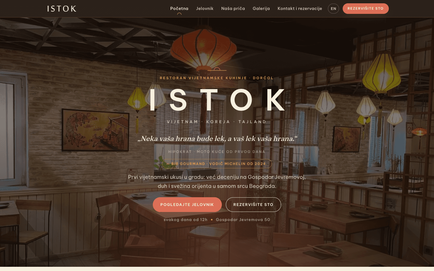 Sajt restorana Istok - tamna sala sa lampionima i svetlim logotipom